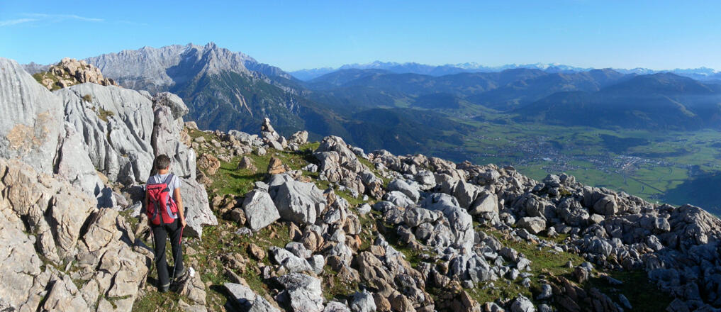 karstig-schrofiger Abstieg am Ostrücken