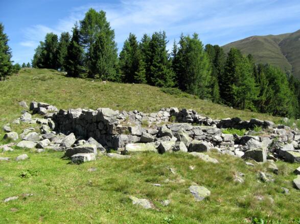 Auf der &quot;Oberen Issalm&quot; sind Reste der alten steinernen Knappenhäuser zu sehen. 