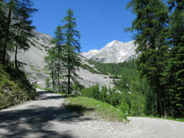 Nach Abstieg vom Thörl nach rechts über Schotterweg zum Issjoch