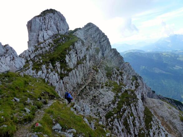 Um den Felsen herum biegt der Weg zur Adolarischarte...