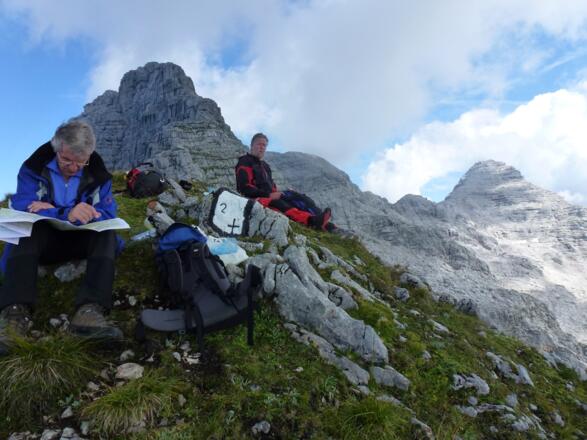 Das Schaflegg (2105 m) ist ein prima Brotzeitplatz. Man blickt zurück auf das Rothörnl, das Große Rothorn und das Mitterhorn.