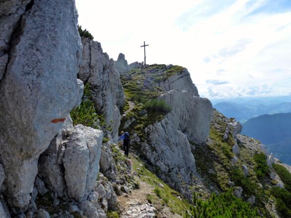 Fünf Gipfel, aber sechs Gipfelkreuze säumen den Nuaracher Höhenweg: Das letzte Kreuz ist das Heimkehrerkreuz auf 2020 m.