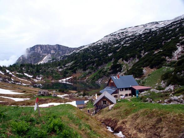 Pühringer Hütte mit Salzofen in Sicht