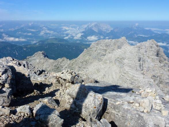 Vom Mitterhorn überblickt man den ganzen Wegverlauf, über die Rothörner bis zum Ulrichshorn.