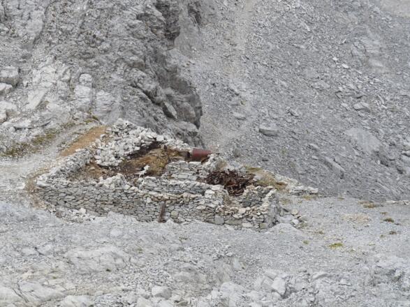 Der I. Weltkrieg ist allgegenwärtig (verfallene Baracke unterhalb des Gipfels der Gr. Kinigat).