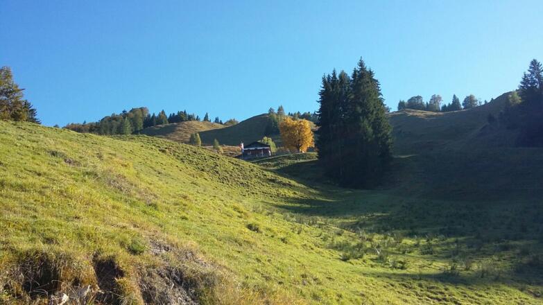 Erster Blick zur Alm mit Gipfel