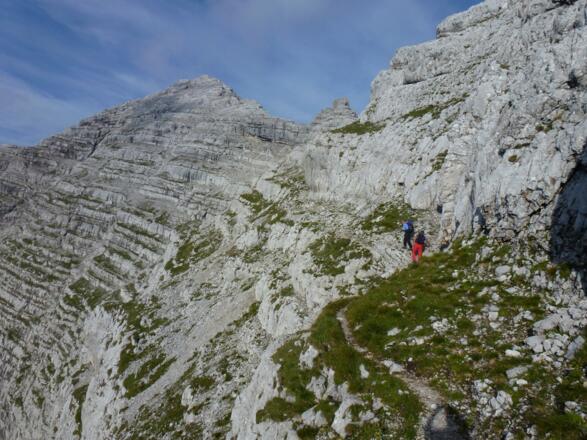 Nach Überwindung der Steilstufe quert der Weg fast eben hinüber zum Waidringer Nieder.