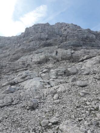 Im Fels... teilweise Gehgelände, teilweise leichte Kraxlerei