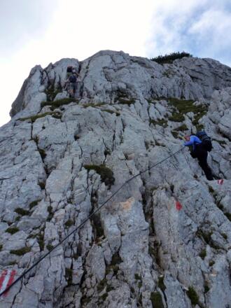 Drahtseilgesichert ist der Aufstieg zur Truhe (2101 m).