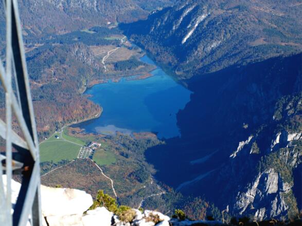 Tiefblick zum Almsee vom Ostgipfel 2059m