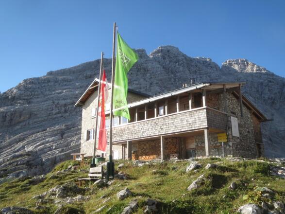 Die von-Schmidt-Zabierow-Hütte, dahinter die Reifhörner.