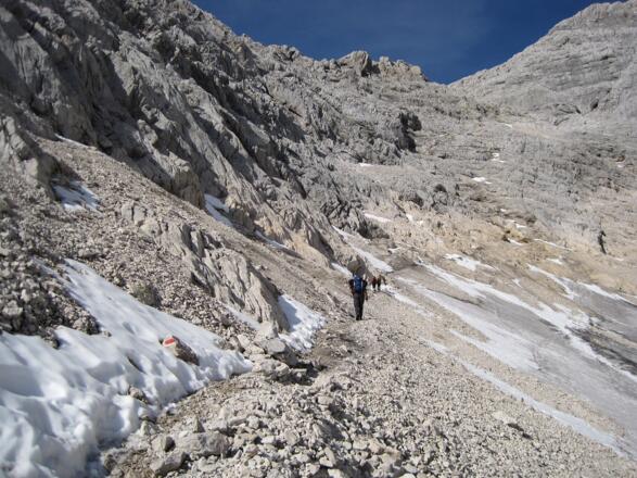 Geröllfeldquerung zum Einstieg des versicherten Steiges