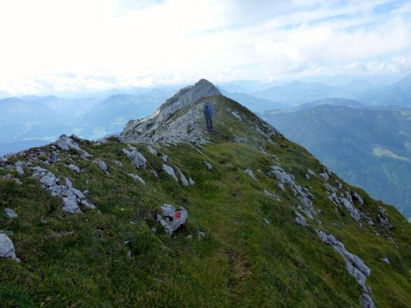 Auf dem breiten Gradrücken geht der Weg weiter Richtung Ulrichshorn.