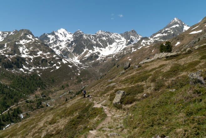 Im Abstieg zur Lienzer Hütte mit Blick auf die Lienzer Hütte im Talboden, dem Hochschober darüber und der Glödis (rechts)