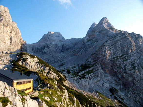 Welser Hütte 1726 m mit Sauzahn und Schermberg