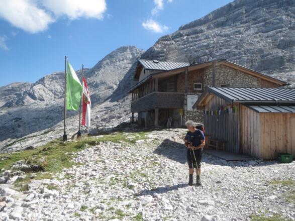 Abmarsch an der von-Schmidt-Zabierow-Hütte zum Nuaracher Höhenweg.