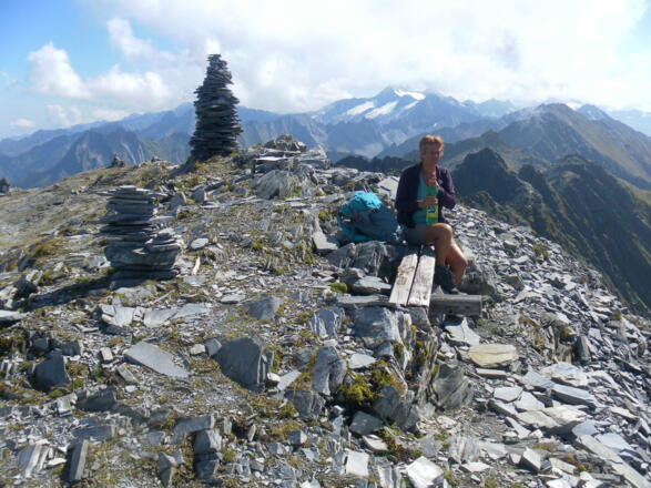 Gipfelrast auf altem Kreuz