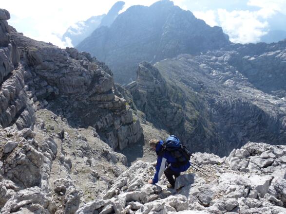 Der Höhenweg zieht durch eine bizarre Felslandschaft. 
