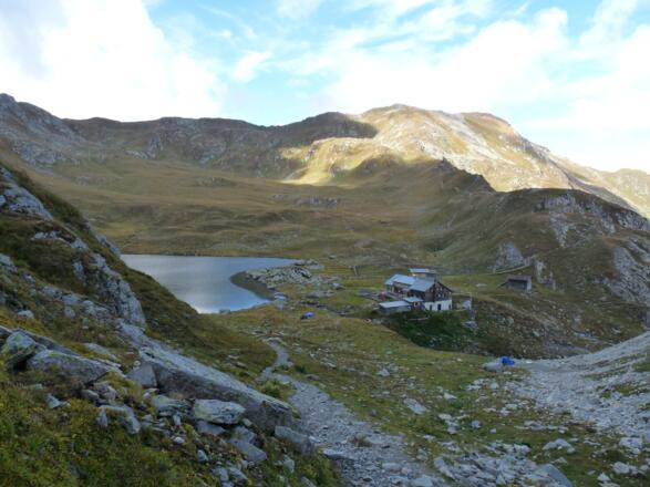 Anstieg zur Pfannspitze mit Rückblick zur Obstanser Seehütte.