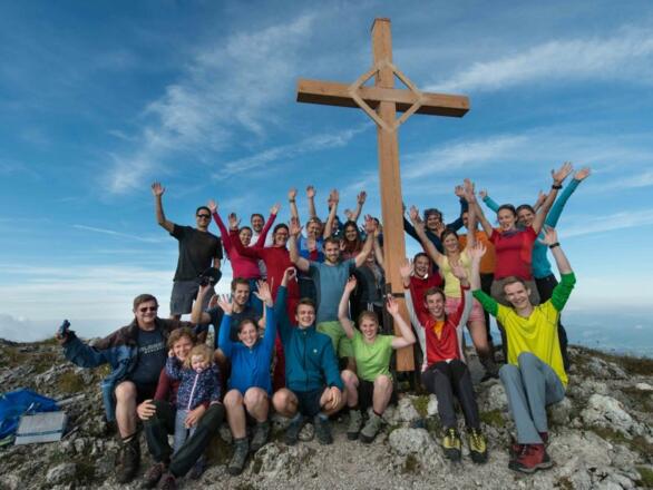 Pyramidenspitze mit allen Aufstell-Helfern des neuen Gipfelkreuzes
