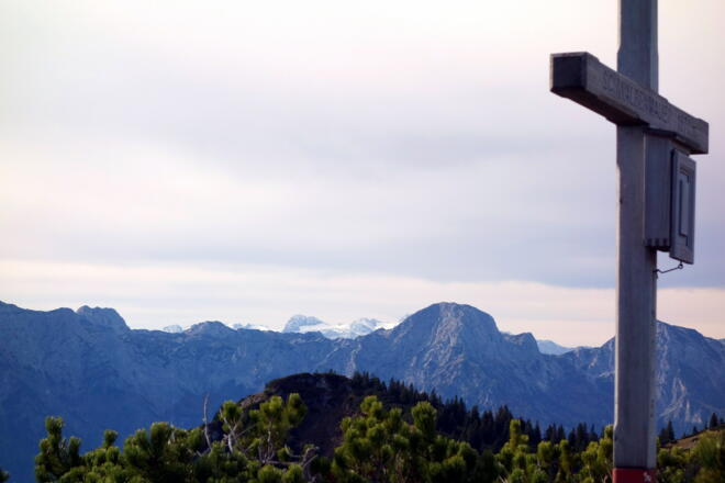 Schwalbenmauer 1657m mit Hohem Gjaidstein ganz hinten