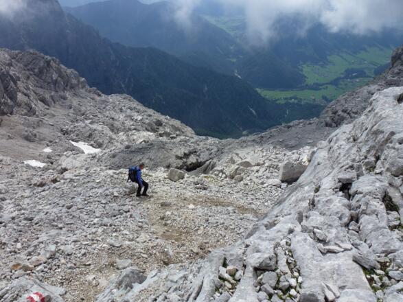 An Dolinen vorbei geht es weiter zum Schaflegg.