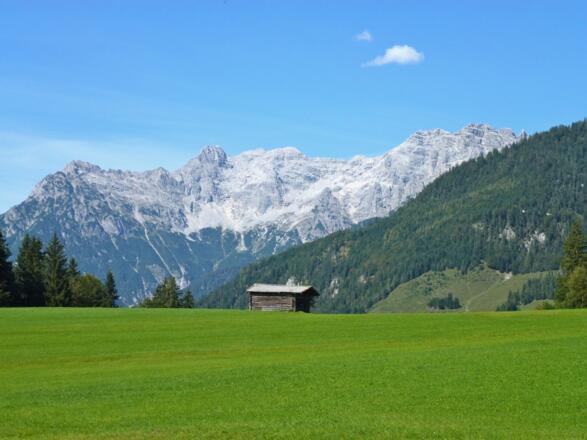 Von St. Ulrich aus hat man einen tollen Blick auf den gesamten Wegverlauf vom Mitterhorn bis zum Ulrichshorn.