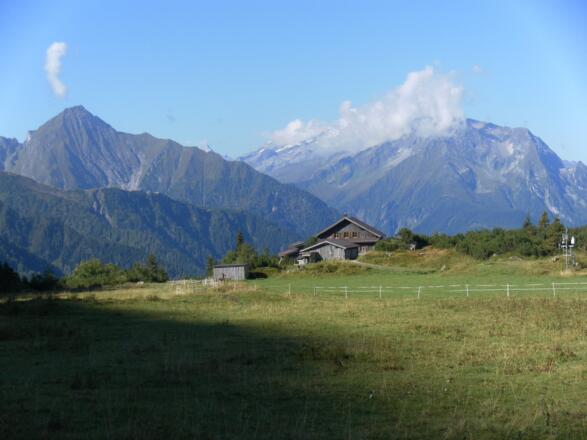 Kolmhaus vor Tuxer Bergwelt