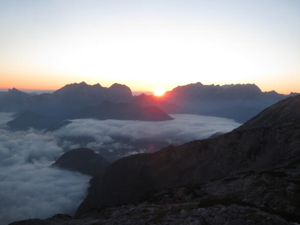 Ein beeindruckendes Schauspiel ist der Sonnenaufgang über den Berchtesgadener Alpen.