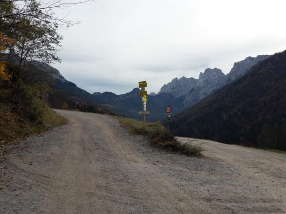 Der Abzweig zur Antoniuskapelle. Links geht es zur Kapelle, rechts weiter in Richtung Stripsenjochhaus