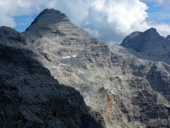 Das Mitterhorn dominiert die Szene. Rechts das Westliche Reifhorn (2448 m).
