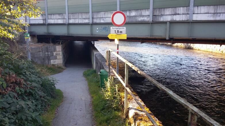 Nach Links Richtung Bahnhof - Fahrverbot aufgrund der geringen Höhe (schieben)