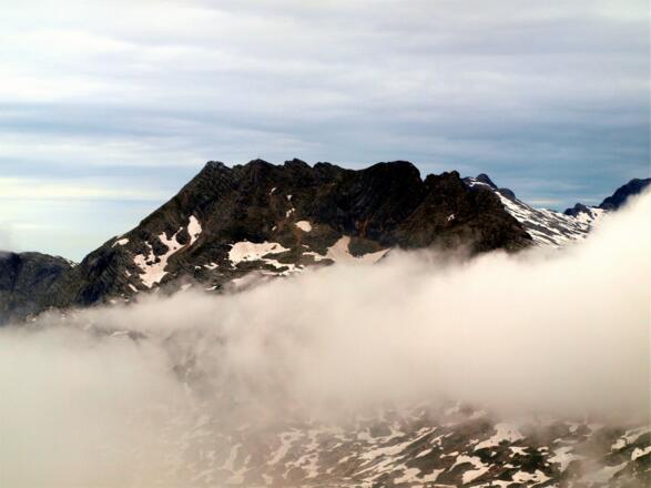 Rotgschirr mit Wolkenbank am Abend