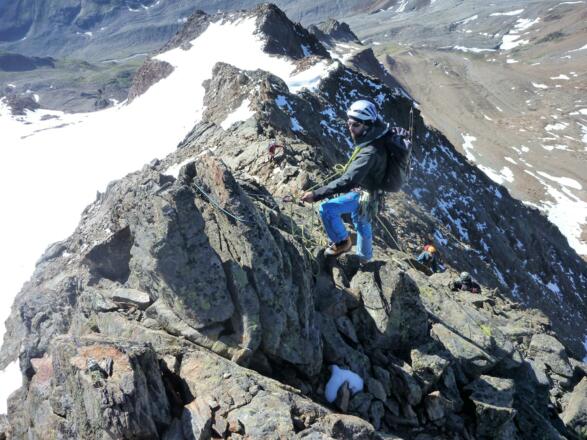 im Wechsel mit leichtem aber ausgesetztem Klettergelände. Für Block- bzw. Kopfschlingen zum Standplatzbau findet man zahlreiche Möglichkeiten. 
