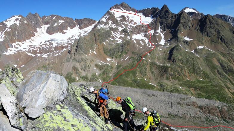 Blick vom Urkund-Nordgrat auf die Bliggspitze mit dem Verlauf des Zustiegs zum Südgrat (Aufstieg) und der Abseilstelle nach dem Abstieg über den Ostgrat.
