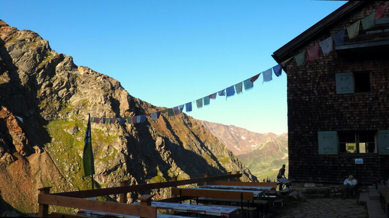 Edm.Graf-Hütte 2375m noch im Schatten