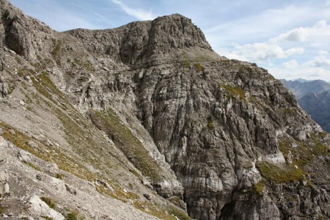 auf diesem recht ausgesetzten Weg um den Felsen herum