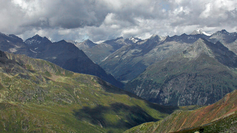 Links die Rieserferner, rechts die Rötspitze, in Bildmitte unten das Gebiet um Oberhaus
