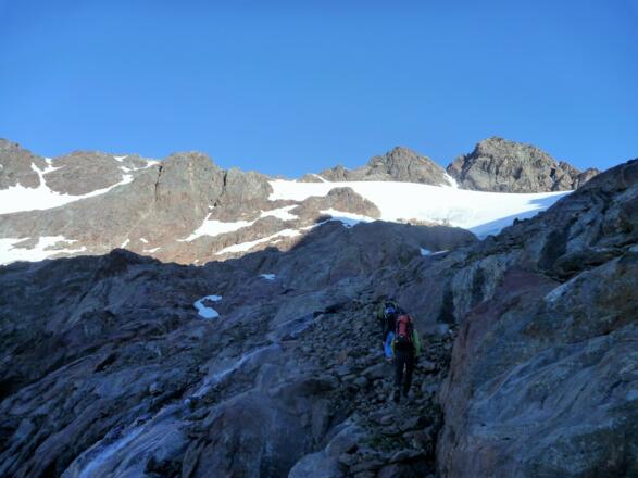 ... dann nach links Richtung Wasserlauf queren.