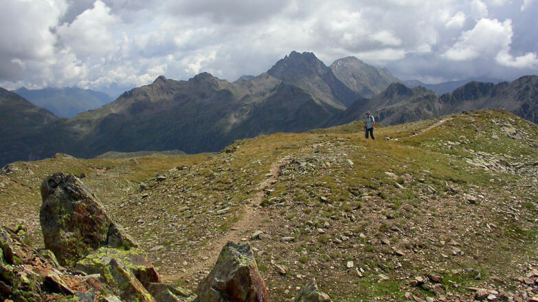 Zum Gipfel ist es nicht mehr weit; hinten die Weiße und die Rote Spitze, li. die Ragötzllenke