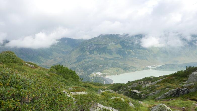 Der Kopssee, der in der Mitte erkennbare Weg führt zur Neuen Heilbronner Hütte