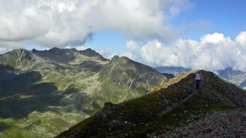 Die letzten Meter zum Gipfel des Hinterbergkofels; hinten die Rote Wand