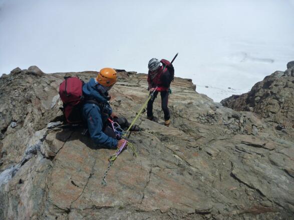 Moderner Abseilstand mit Bohrhaken, Kette und Ring. Mit zwei Seilen ...