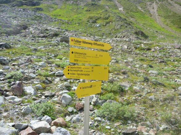 ... wenig später die zweite, wir folgen dem Fuldaer Höhenweg nach links - in Richtung &quot;Gepatschhaus&quot;.