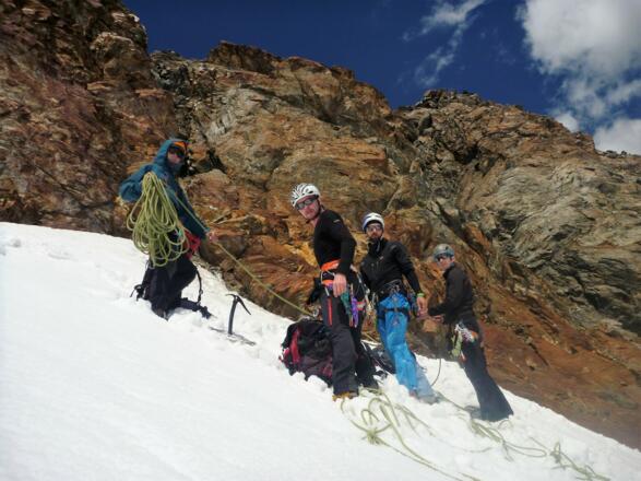 ... erreichen wir mit einmal Abseilen den Ferner.
