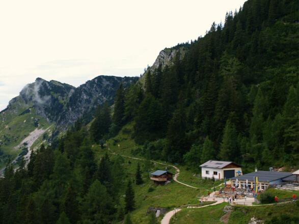 Blick über die Bergstation zum Hainzen