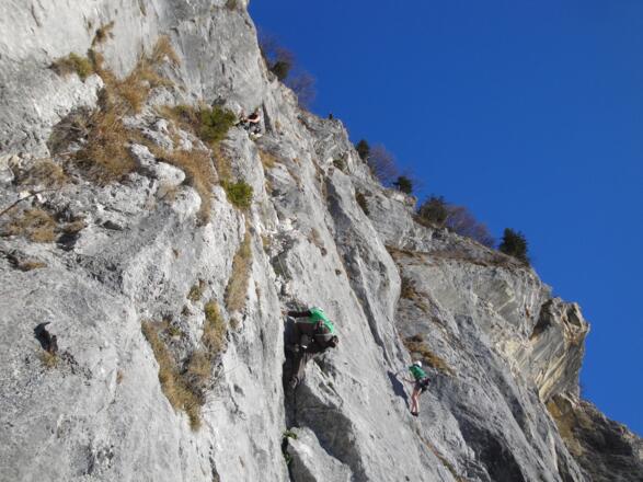 Der rechte Kletterer befindet sich fast am Ende der 1. Seillänge.