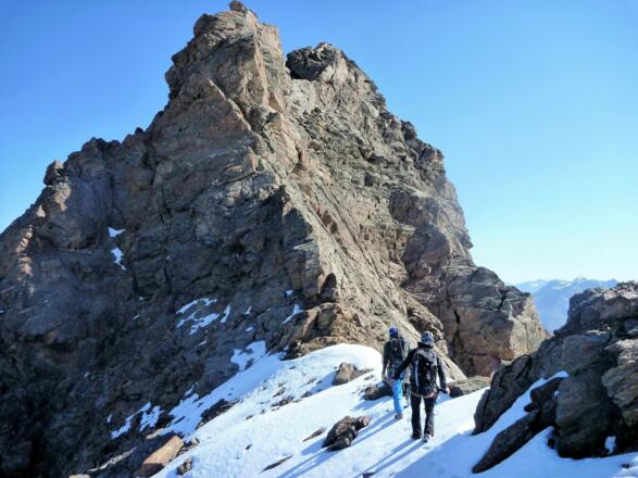 Ein markanter Turm bietet die steilste Kletterpassage am Südgrat, die Schwierigkeiten bleiben aber auch hier im unteren dritten Grad. 