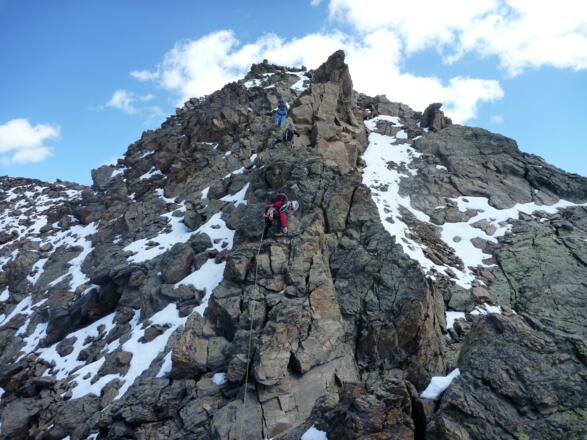 Letzter Aufschwung, der Steinmann am Gipfel ist bereit in Sicht. Direkt am Grat ist der Fels fest und das Kraxeln macht richtig Spaß.