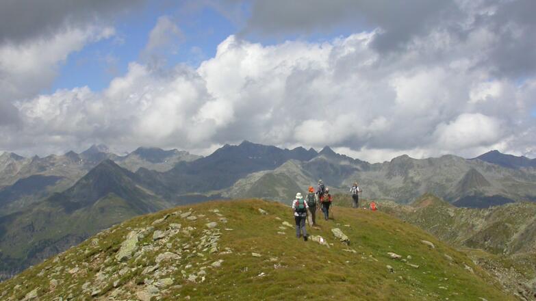 Wir verlassen den Gipfel in Richtung Gsieser Törl; Blick zum Panargenkamm